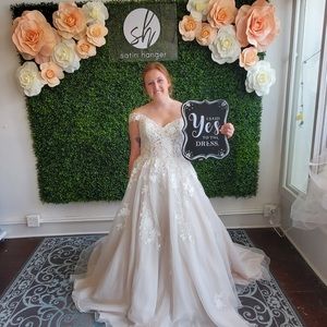 Sincerity wedding dress// color ivory//sized as 16 fits like a bridal 12